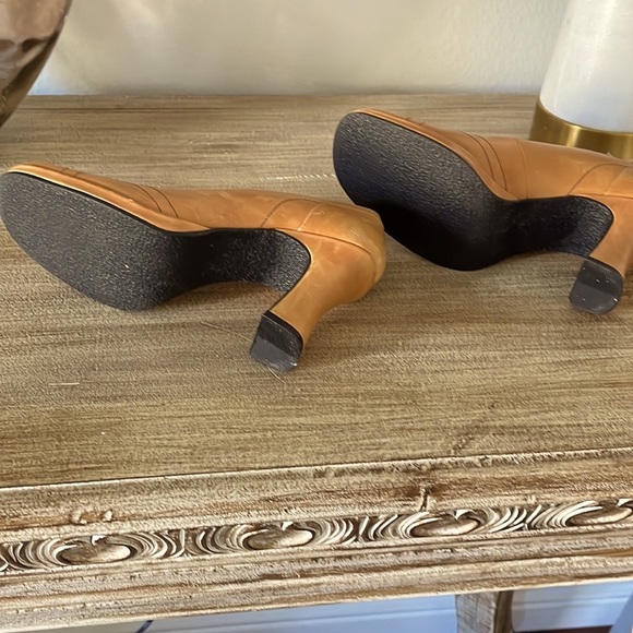 B. Silly retro square toe gold heels size 5.5. - Picture 4 of 4